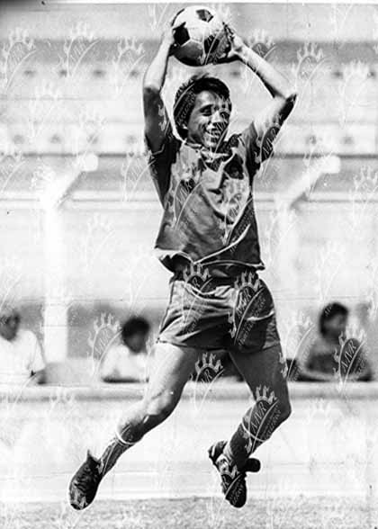 Manuel Negrete brincando